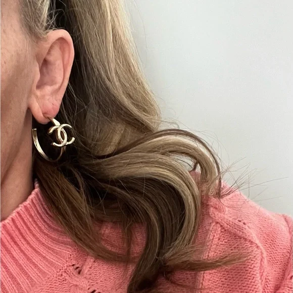 ❌SOLD❌CHANEL Authentic 17P Gold CC Logo Hoop Earrings - gently used! - Picture 6 of 14